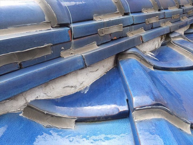 棟の瓦がシーリング材で接着されている